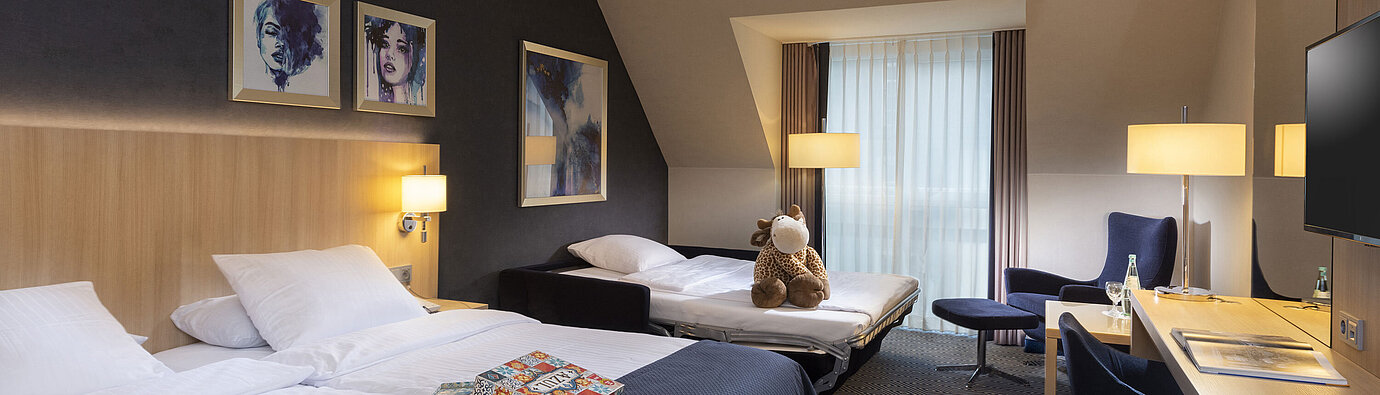 Comfort Familienzimmer im Maritim Hotel Würzburg mit Schlafcouch, Doppelbett und Kuscheltier