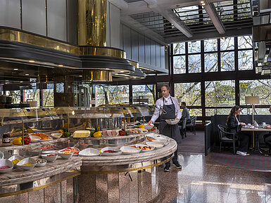 Das Restaurant "Rôtisserie" im Maritim Hotel Köln bietet ein vielseitiges Buffet mit verschiedenen Speisen zur Auswahl.