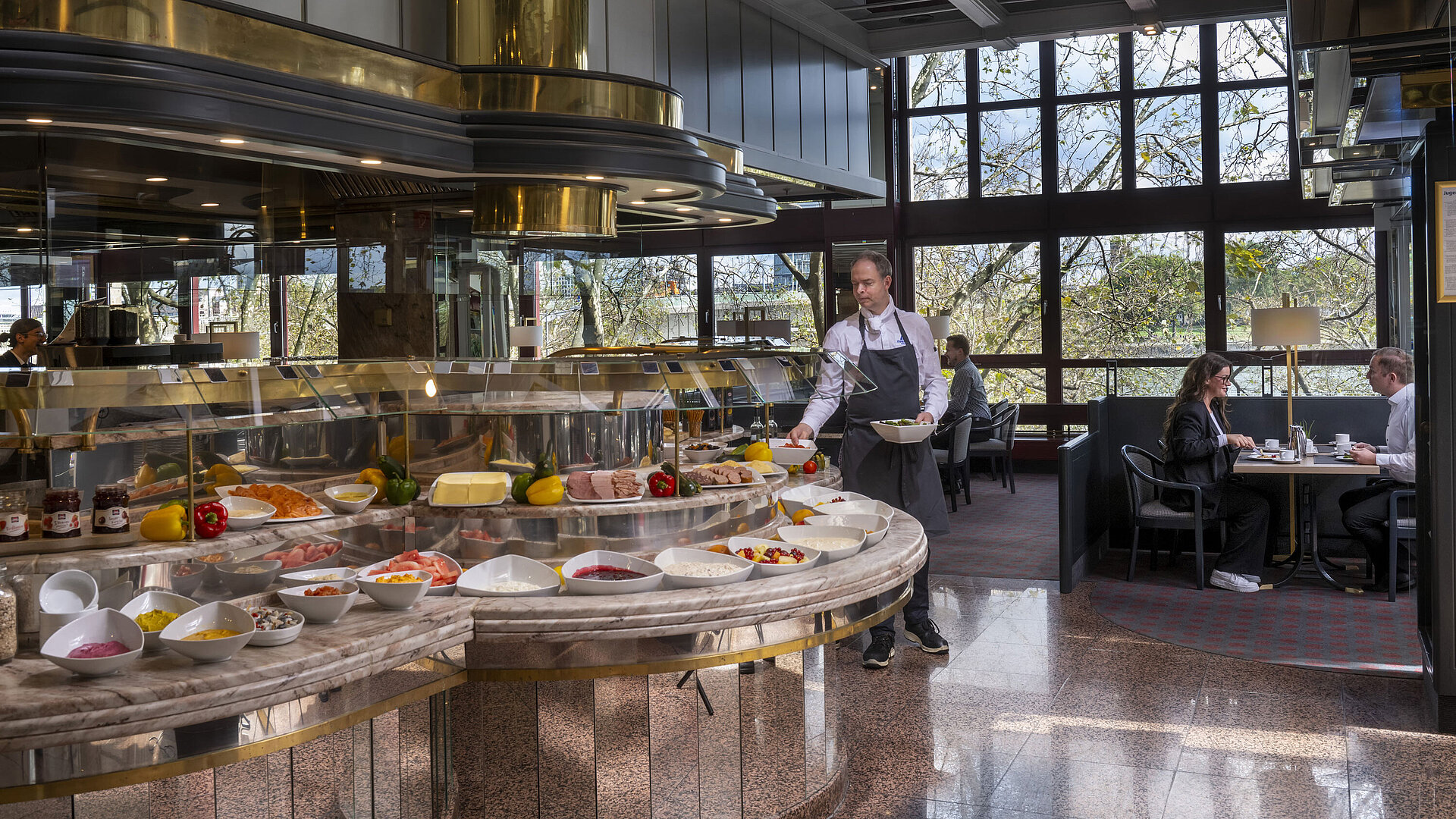 Das Restaurant "Rôtisserie" im Maritim Hotel Köln bietet ein vielseitiges Buffet mit verschiedenen Speisen zur Auswahl.