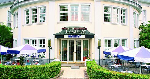 Außenansicht des Restaurants Classic im Maritim Hotel Bad Wildungen mit sonniger Terrasse
