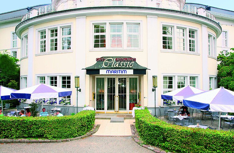 Außenansicht des Restaurants Classic im Maritim Hotel Bad Wildungen mit sonniger Terrasse