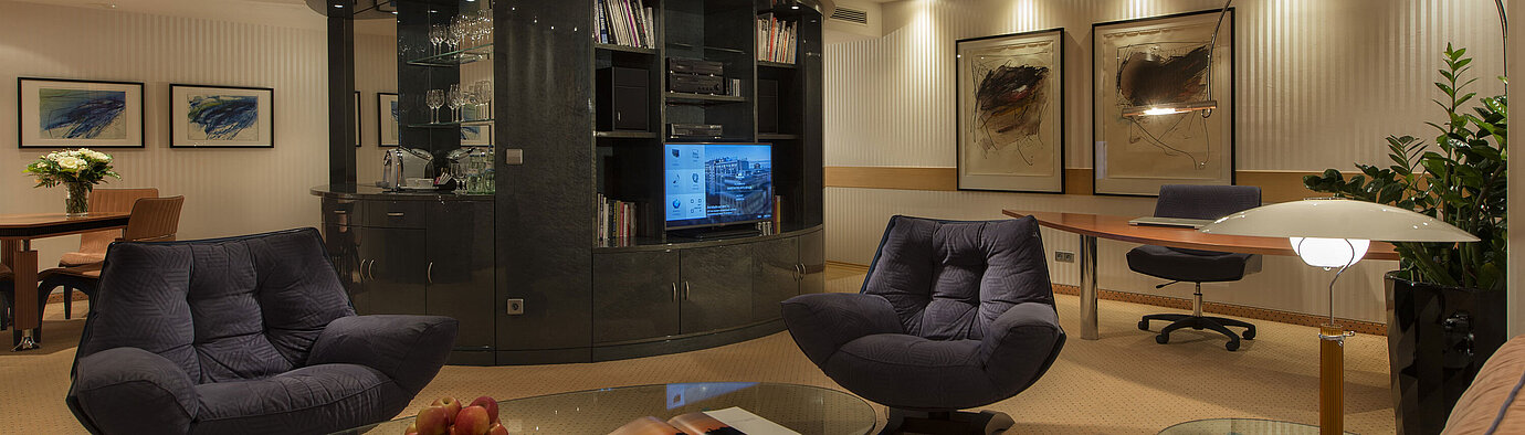 Elegantes Wohnzimmer der Kuckei-Suite im Maritim proArte Hotel Berlin mit modernen Möbeln und stilvollem Dekor.