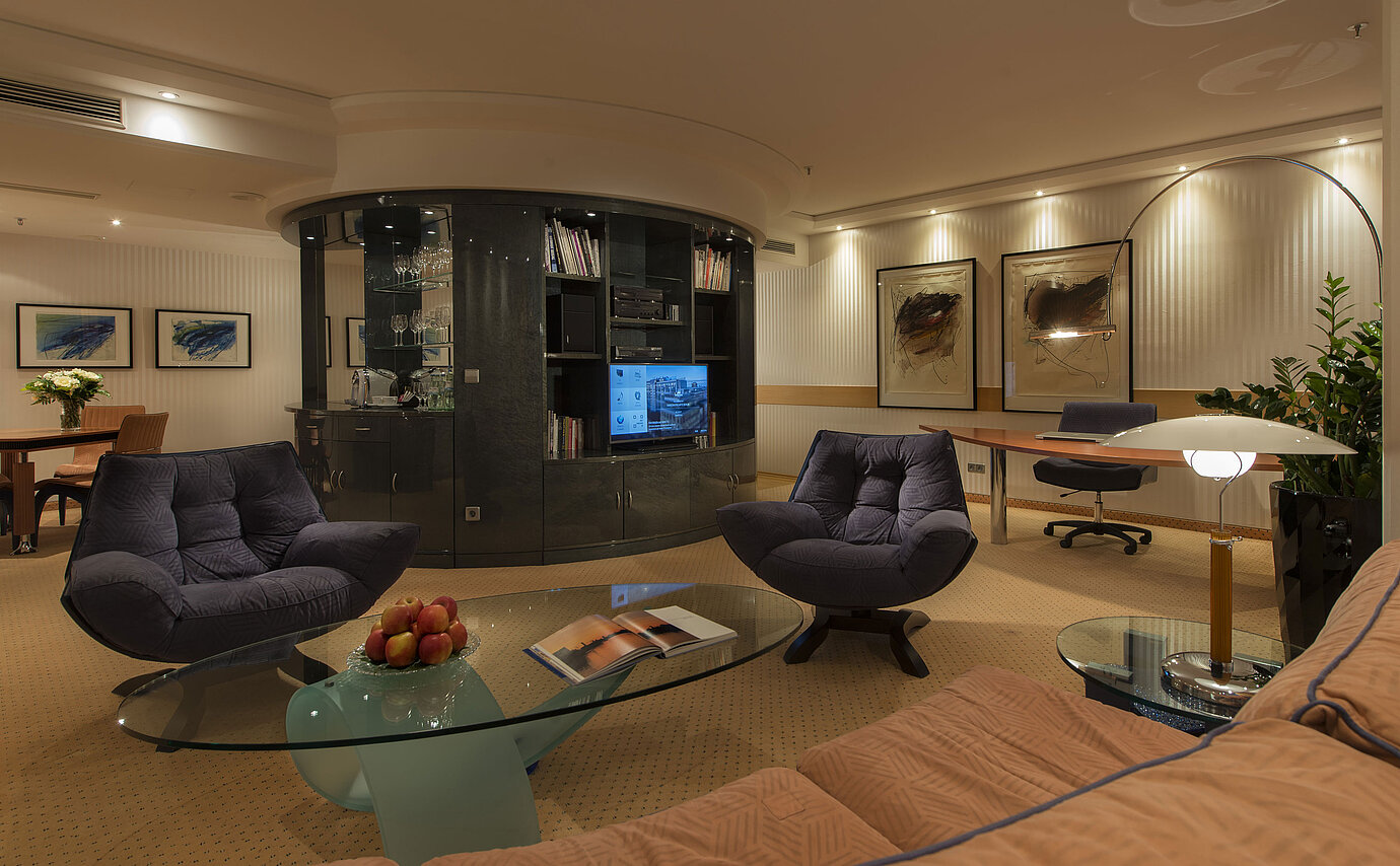 Elegantes Wohnzimmer der Kuckei-Suite im Maritim proArte Hotel Berlin mit modernen Möbeln und stilvollem Dekor.