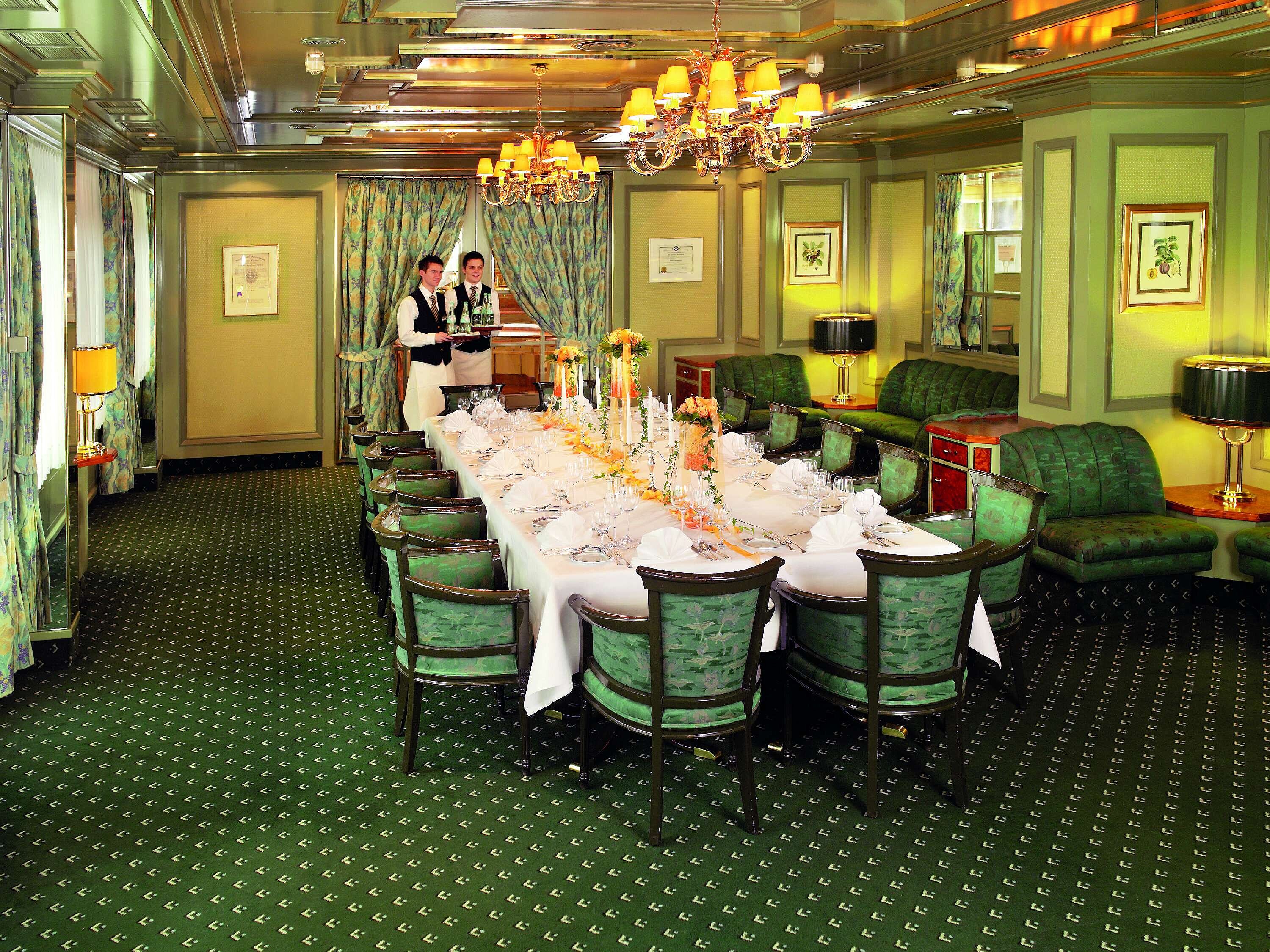 Eleganter Speiseraum mit festlicher Tafel im Maritim Hotel Bad Salzuflen für besondere Anlässe