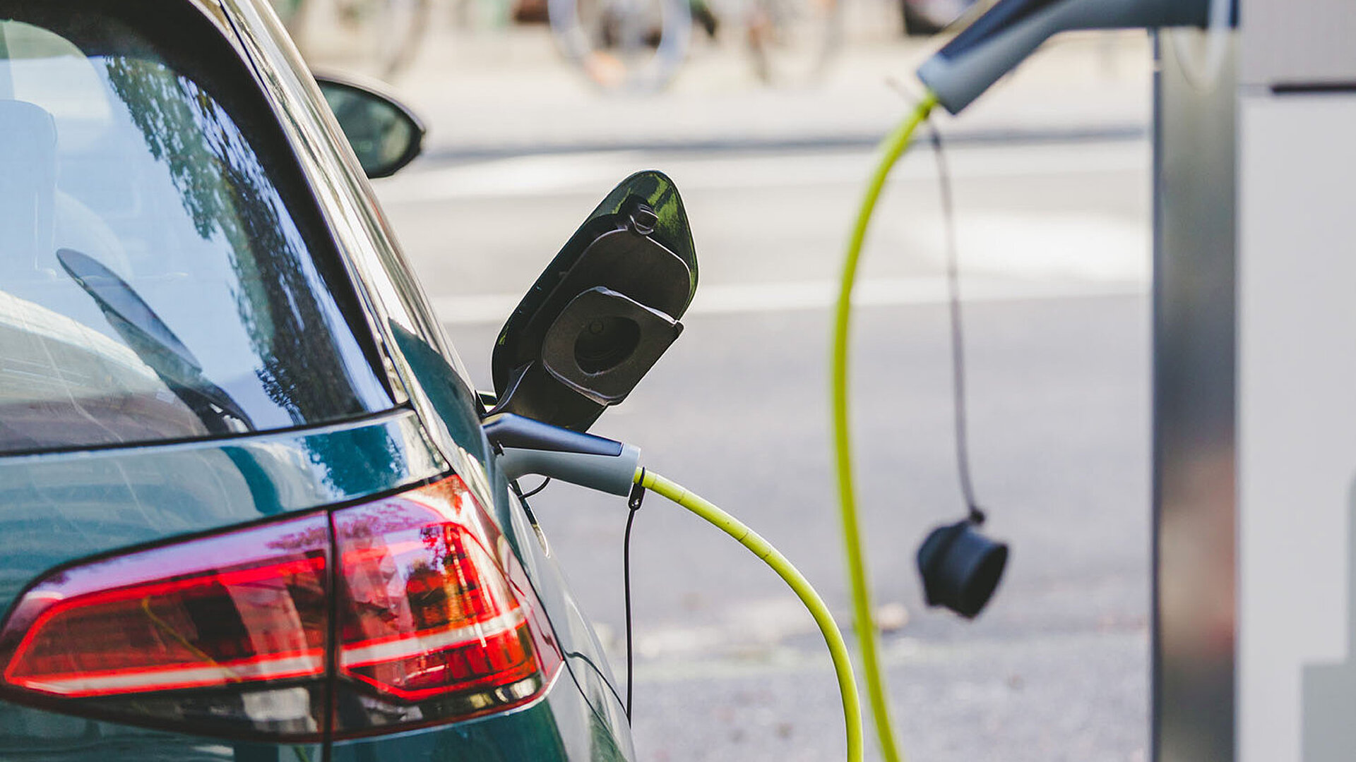 Elektroauto wird an einer Ladestation aufgeladen.