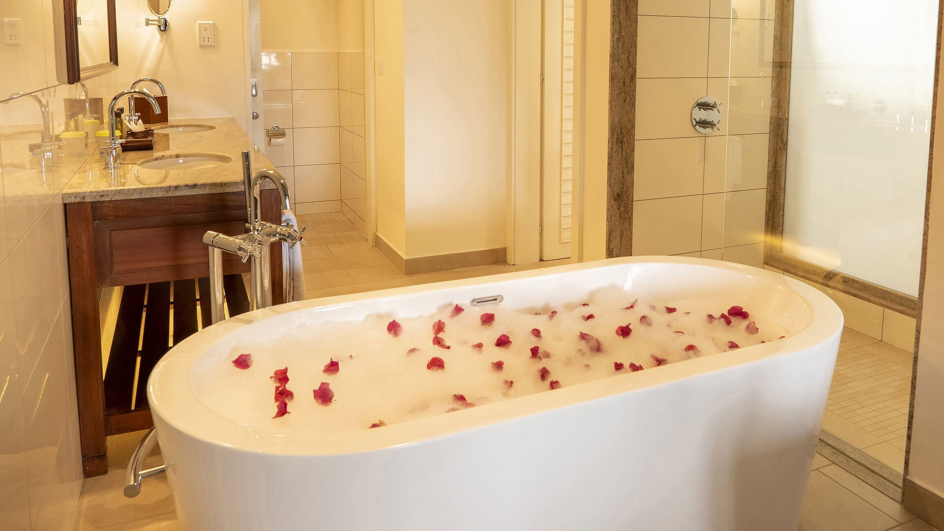 Badezimmer mit freistehender Badewanne, Duschbereich und luxuriösen Annehmlichkeiten
