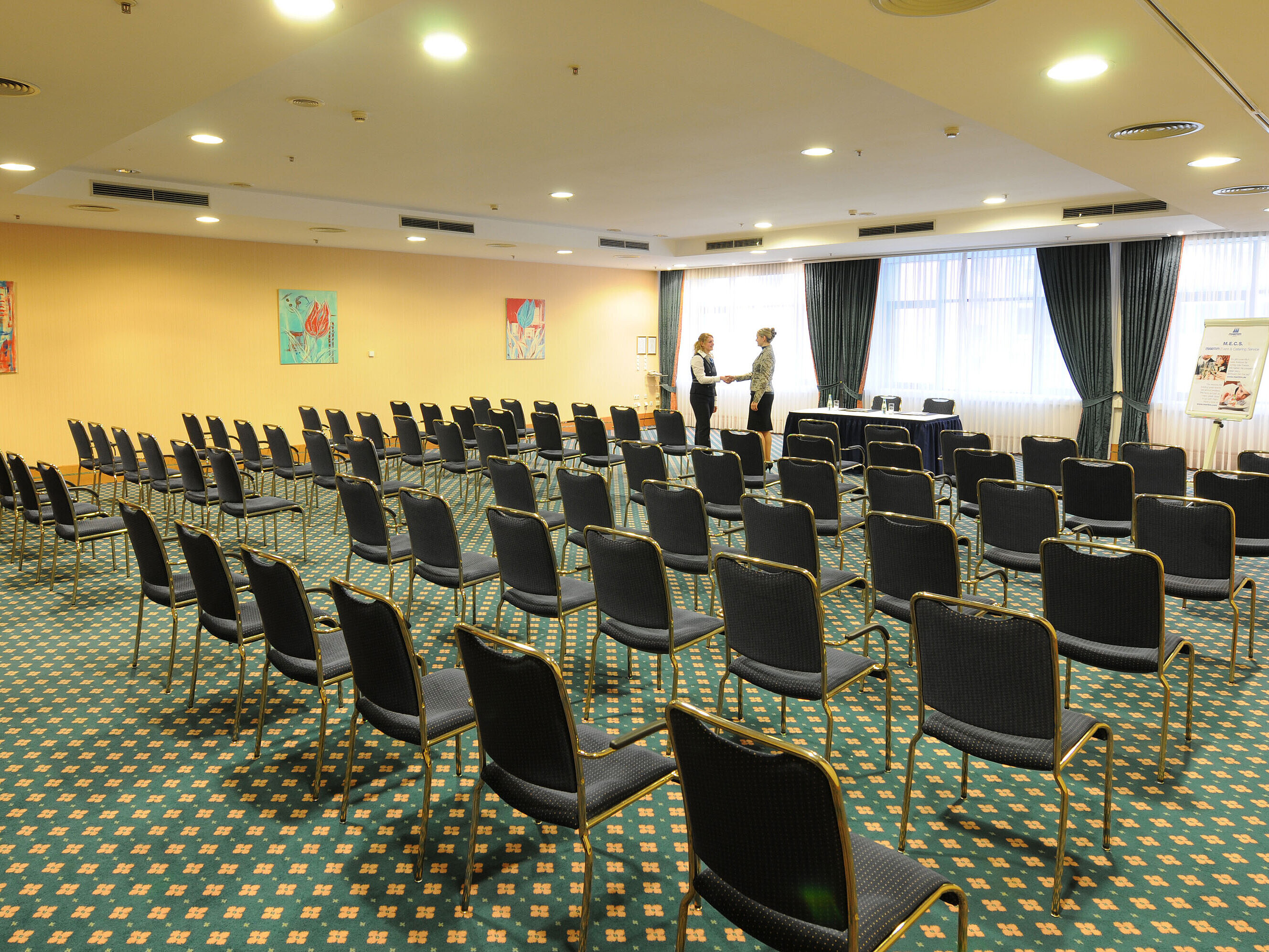 Großer Konferenzraum mit Reihenbestuhlung und professioneller Ausstattung im Maritim Hotel Magdeburg.