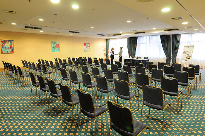 Großer Konferenzraum mit Reihenbestuhlung und professioneller Ausstattung im Maritim Hotel Magdeburg.