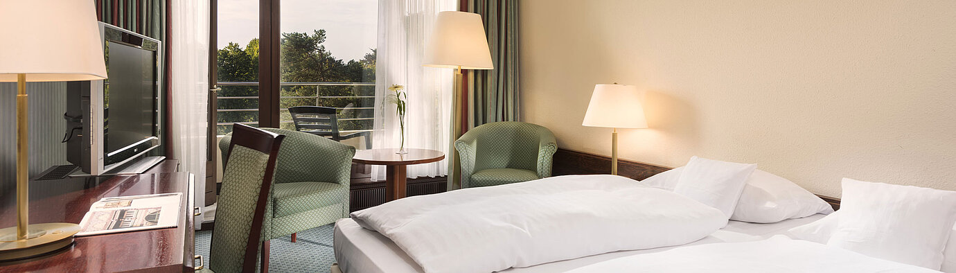 Comfort Zimmer Doppelzimmer mit Balkon, Sesseln und Schreibtisch im Maritim Hotel Bad Salzuflen