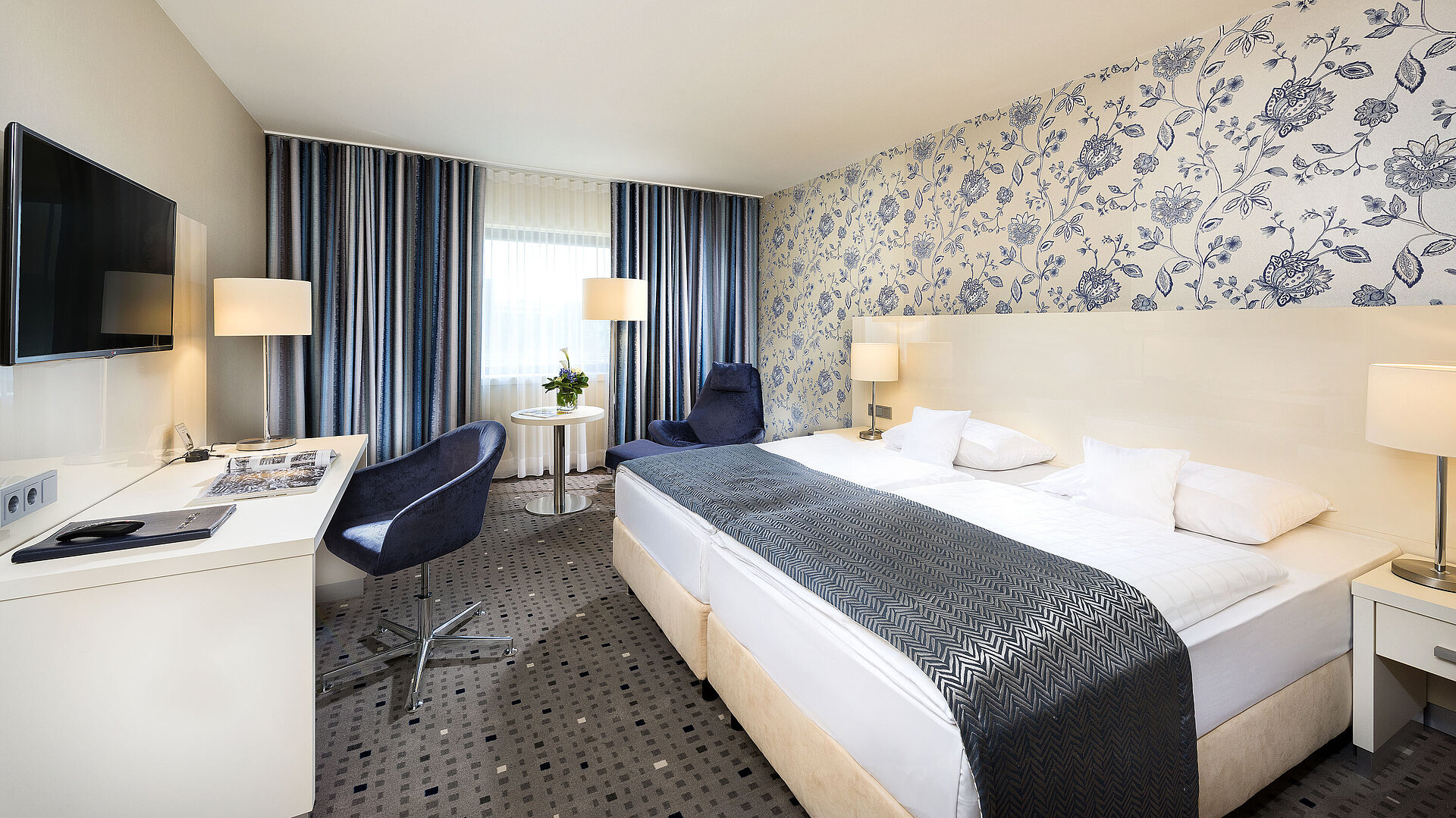 Superior Zimmer im Maritim Hotel Bonn mit modernem Design, gemütlichem Bett, Schreibtisch und stilvollen Vorhängen.