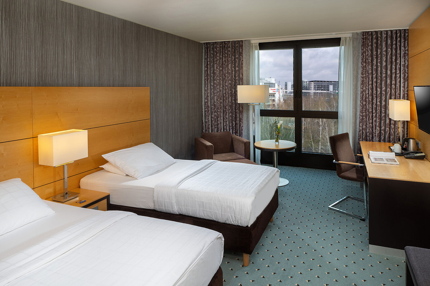 Classic Zimmer im Maritim Hotel Düsseldorf mit zwei Einzelbetten, Schreibtisch,Sessel und Fenster mit Blick auf den Flughafen