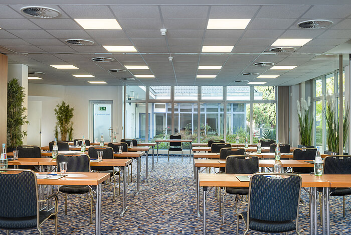 Moderner Tagungsraum mit Tageslicht, flexibler Bestuhlung und stilvollem Ambiente im Maritim Hotel Königswinter.