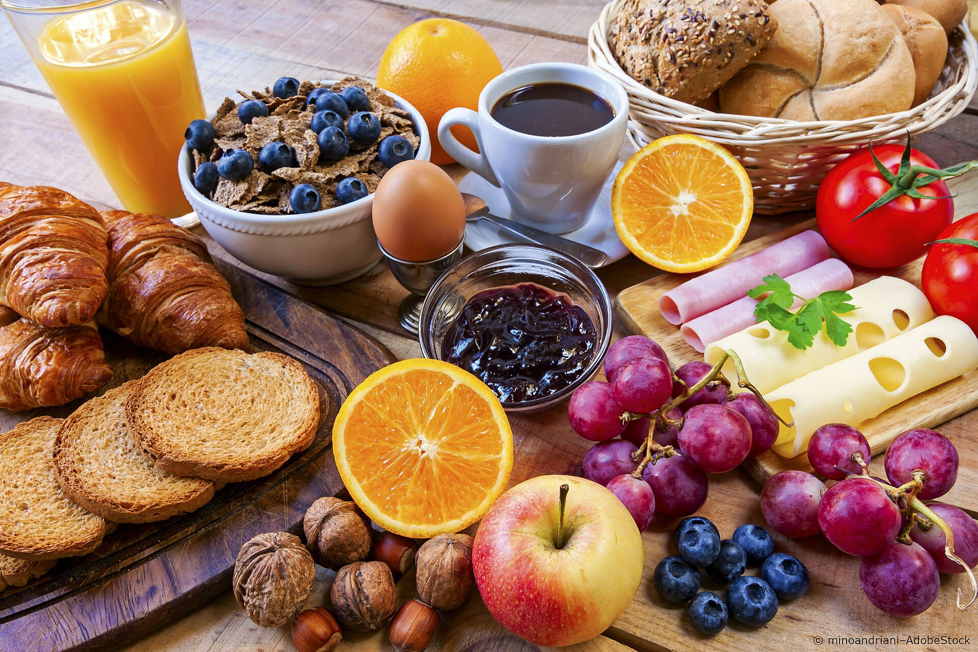 Allen bekannt: Das kontinentale Frühstück mit Kaffee, Obst, Brot und Aufstrich fruehstueck-fuer-gaeste-kontinental-breakfast