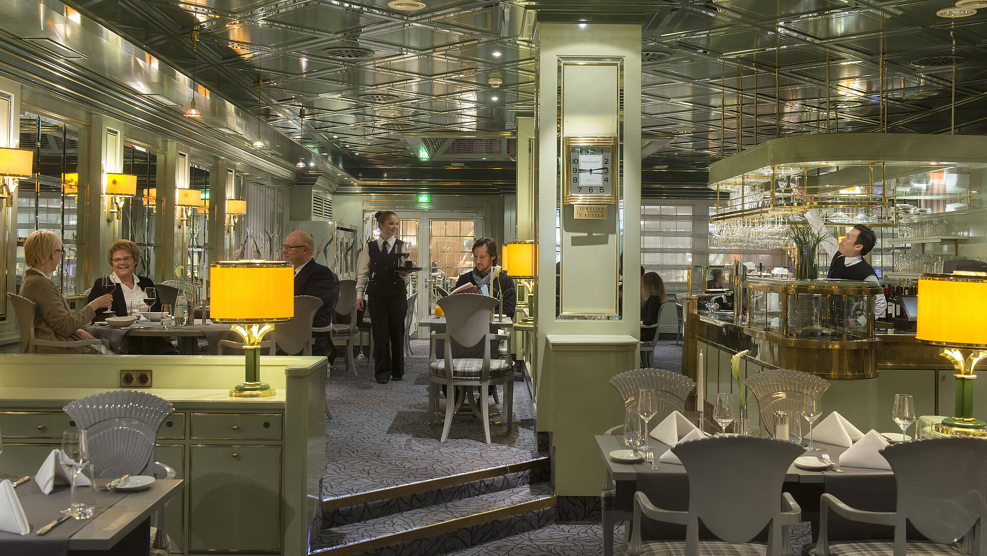 Stilvolles Restaurant mit eleganter Einrichtung und Gästen im Maritim Hotel Stuttgart