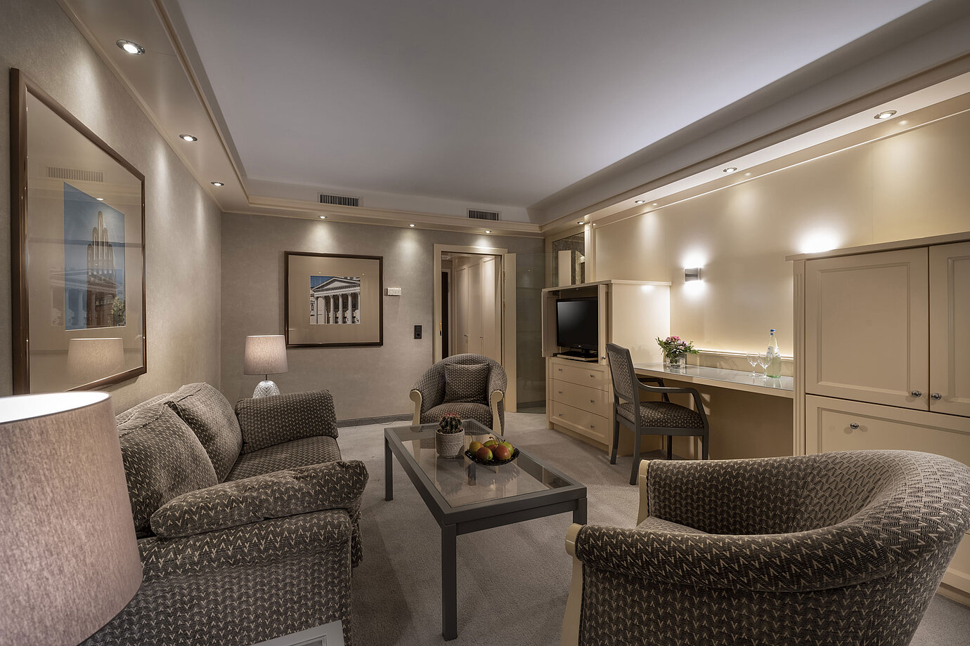 Elegante Suite im Maritim Hotel Darmstadt mit gemütlicher Sitzecke, stilvoller Beleuchtung und Schreibtisch.
