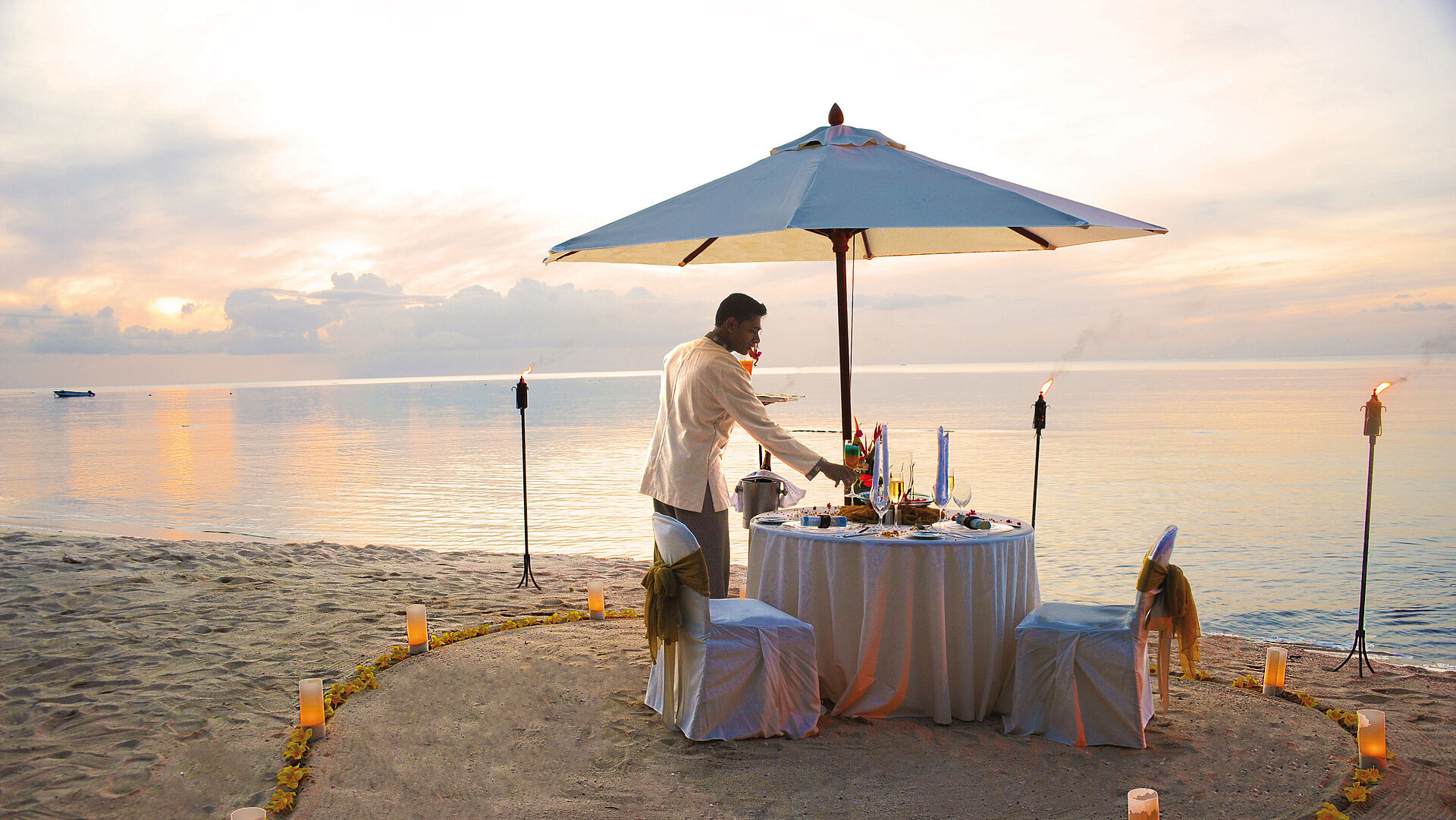 Romantisches Dinner am Strand bei Sonnenuntergang im Maritim Hotel Mauritius