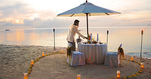 Romantisches Dinner am Strand bei Sonnenuntergang im Maritim Hotel Mauritius