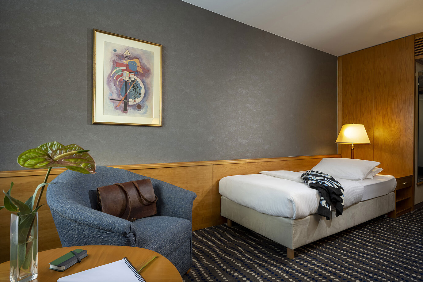 Classic-Doppelzimmer mit großem Fenster, Schreibtisch, Lampen und Sitzecke