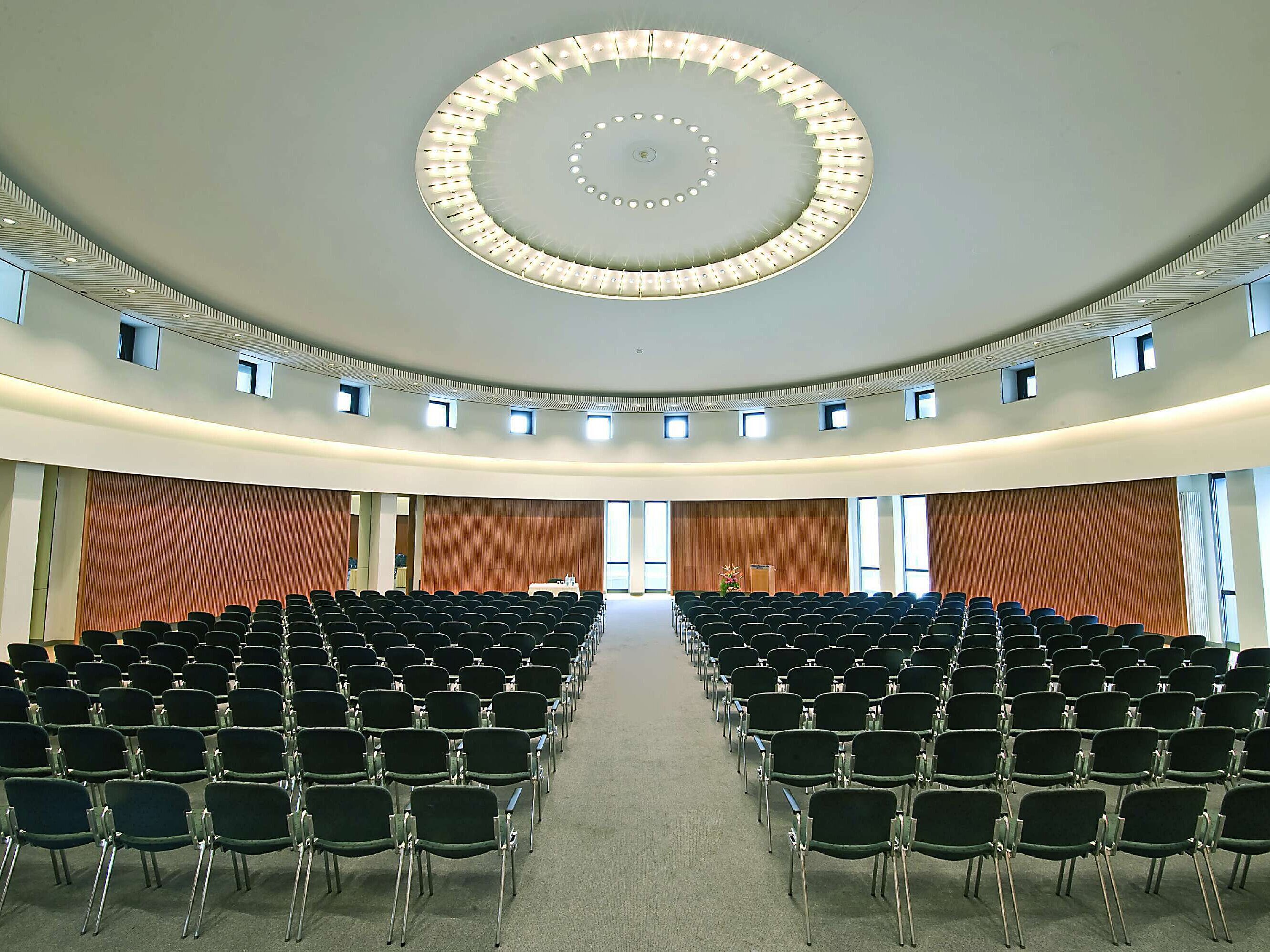 Kepler-Saal im Maritim Hotel Ulm mit moderner Tagungstechnik.