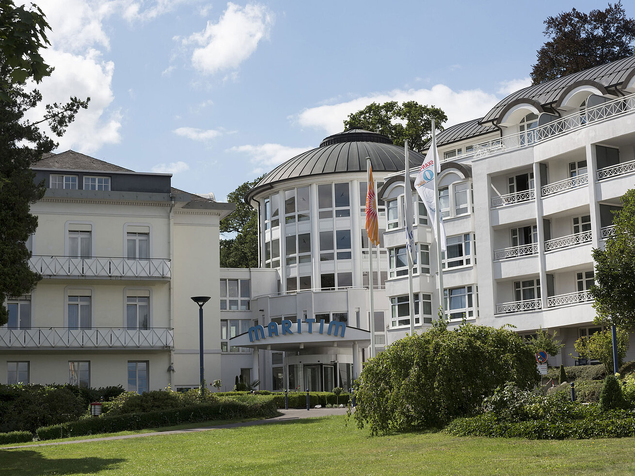 Haupteingang des Maritim Hotel Bad Wildungen mit Flaggen und gepflegter Gartenanlage