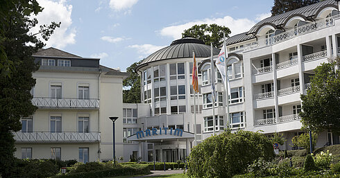 Haupteingang des Maritim Hotel Bad Wildungen mit Flaggen und gepflegter Gartenanlage