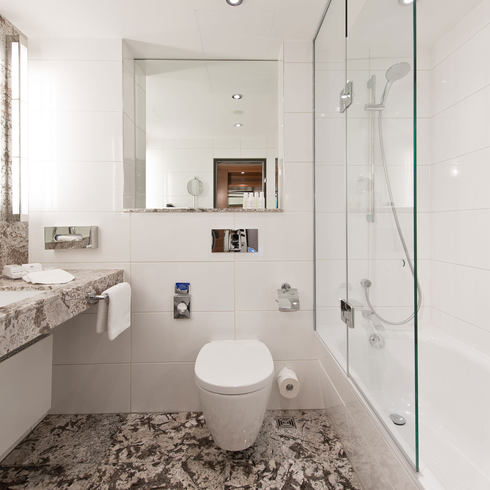 Badezimmer Helles Badezimmer im Maritim Hotel Bad Homburg mit moderner Badewanne und eleganter Marmoreinrichtung.