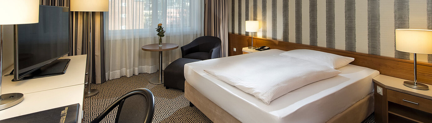 Classic Comfort Zimmer Modernes Einzelzimmer mit Schreibtisch, großem Fenster und Stadtblick im Maritim Hotel Stuttgart