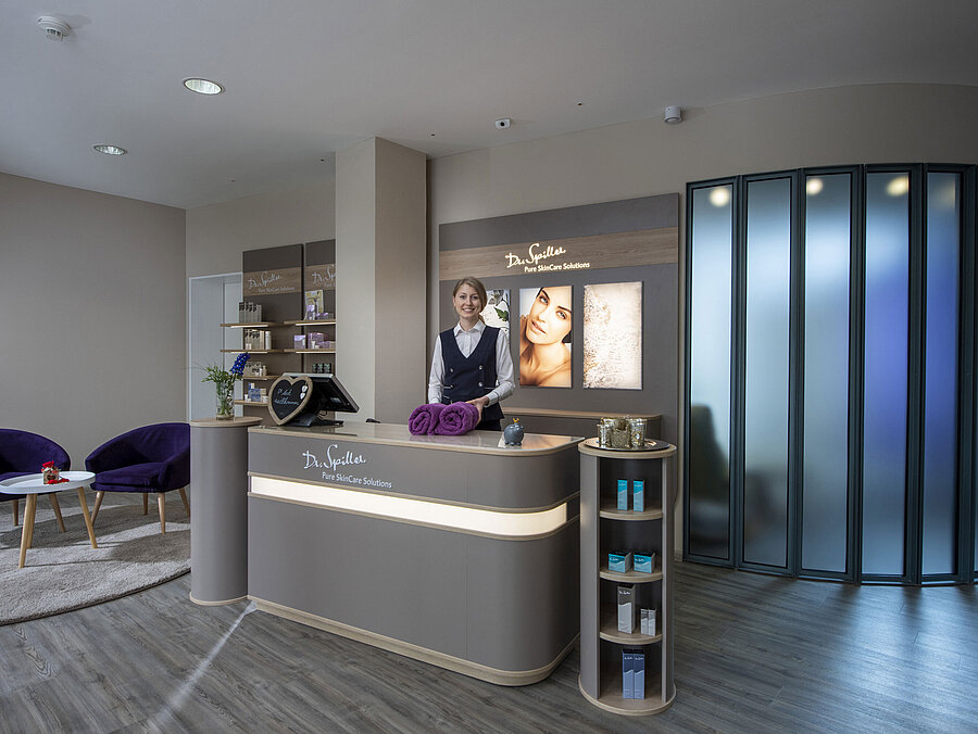 Freundliche Mitarbeiterin an der Spa-Rezeption im Maritim Hotel Titisee mit Dr. Spiller Produkten