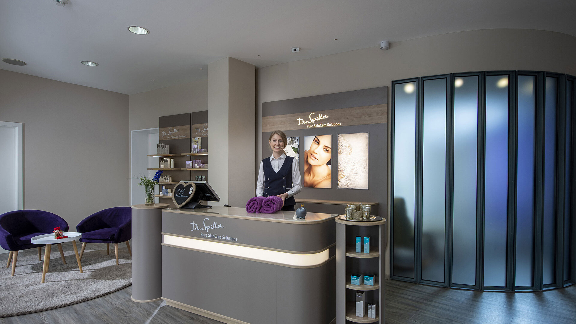 Freundliche Mitarbeiterin an der Spa-Rezeption im Maritim Hotel Titisee mit Dr. Spiller Produkten