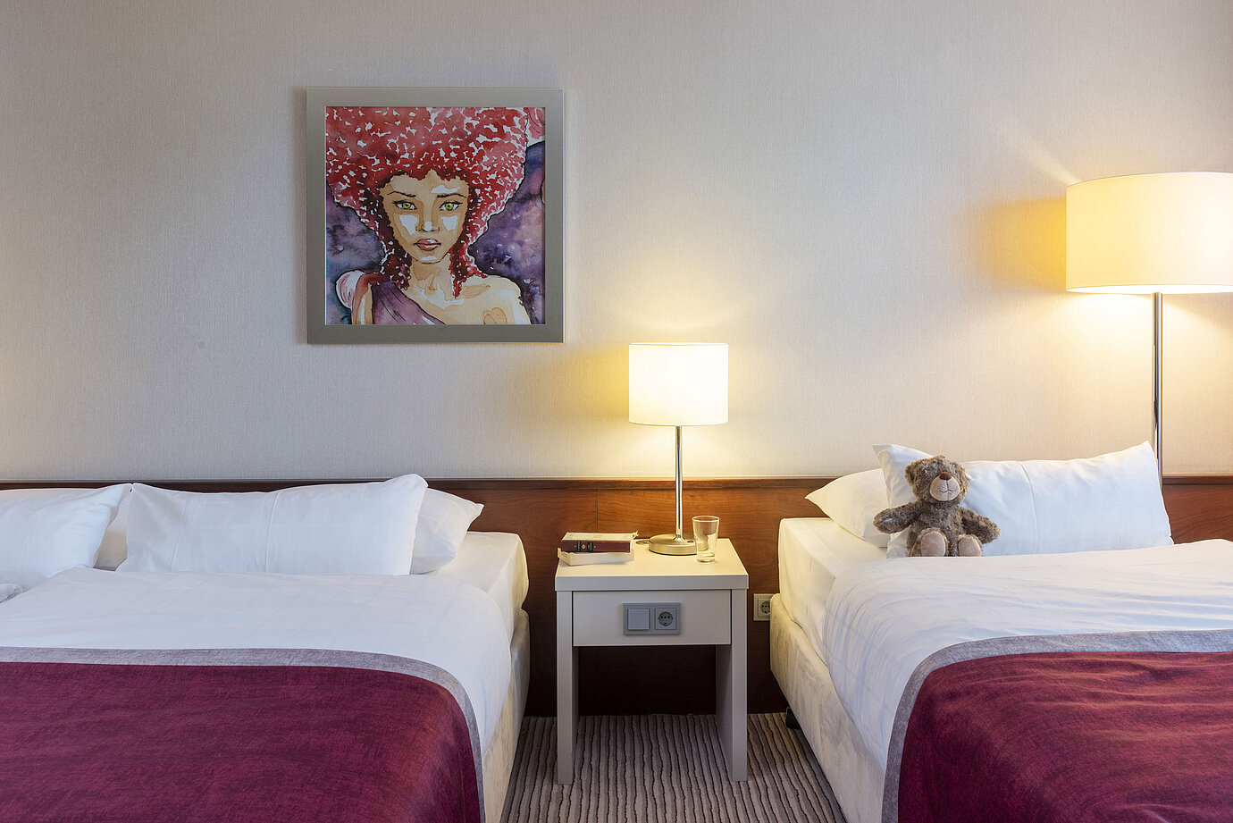 Classic Familienzimmer im Maritim Hotel Bonn mit zwei Betten, Nachttisch und moderner Kunst für einen komfortablen Aufenthalt