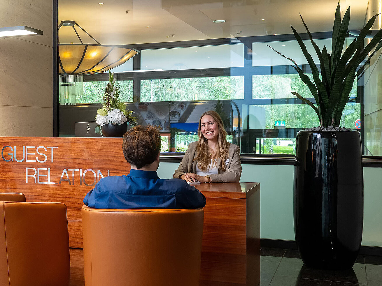 Gästeservice Freundlicher Gästeservice-Bereich im Maritim Hotel Düsseldorf mit persönlichem Service