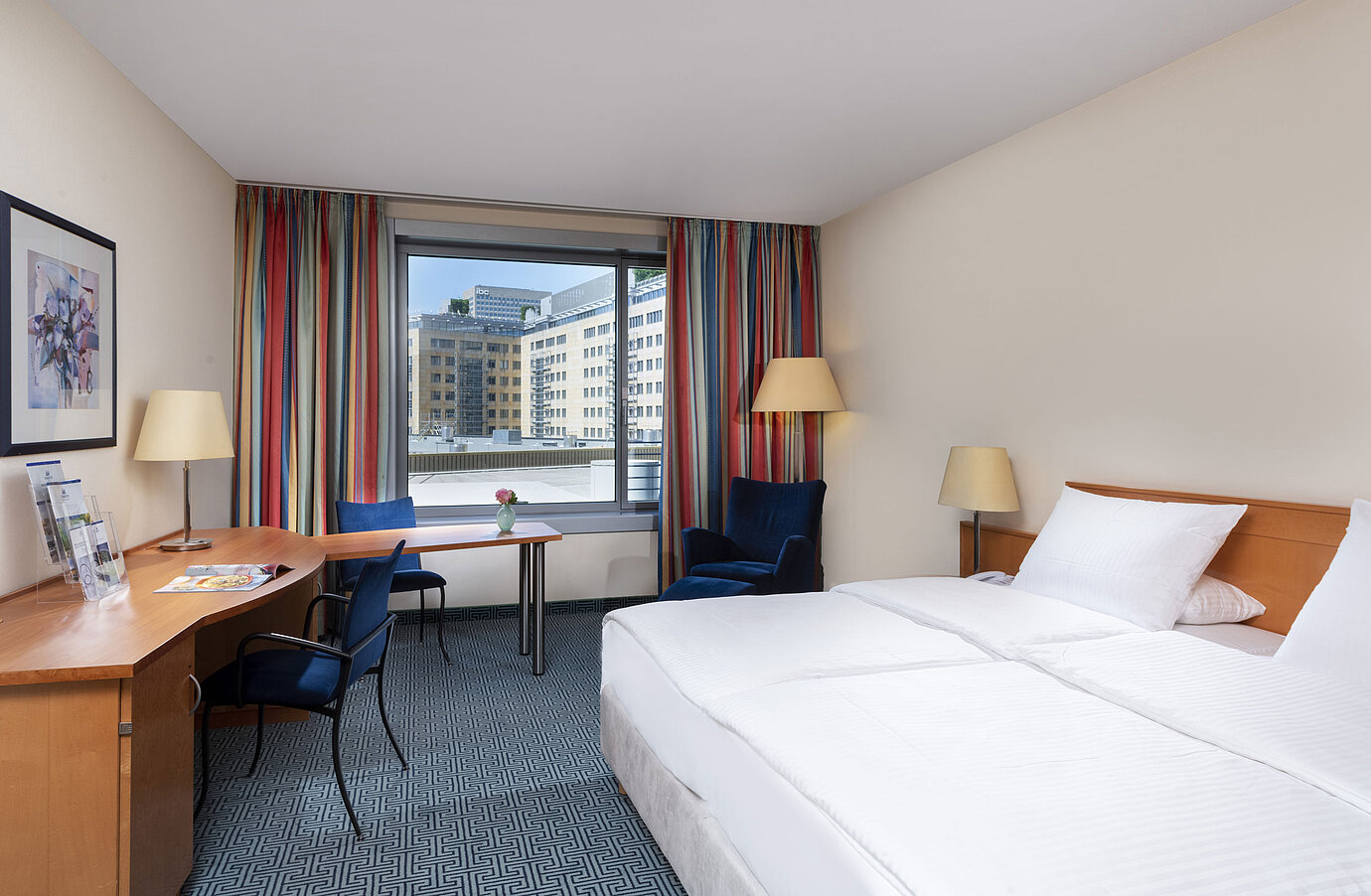 Classic Zimmer im Maritim Hotel Frankfurt mit gemütlichem Doppelbett, Schreibtisch und Stadtblick.
