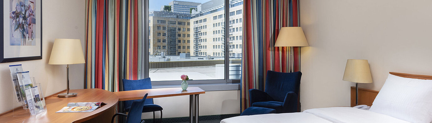 Classic Zimmer Classic Zimmer im Maritim Hotel Frankfurt mit gemütlichem Doppelbett, Schreibtisch und Stadtblick.