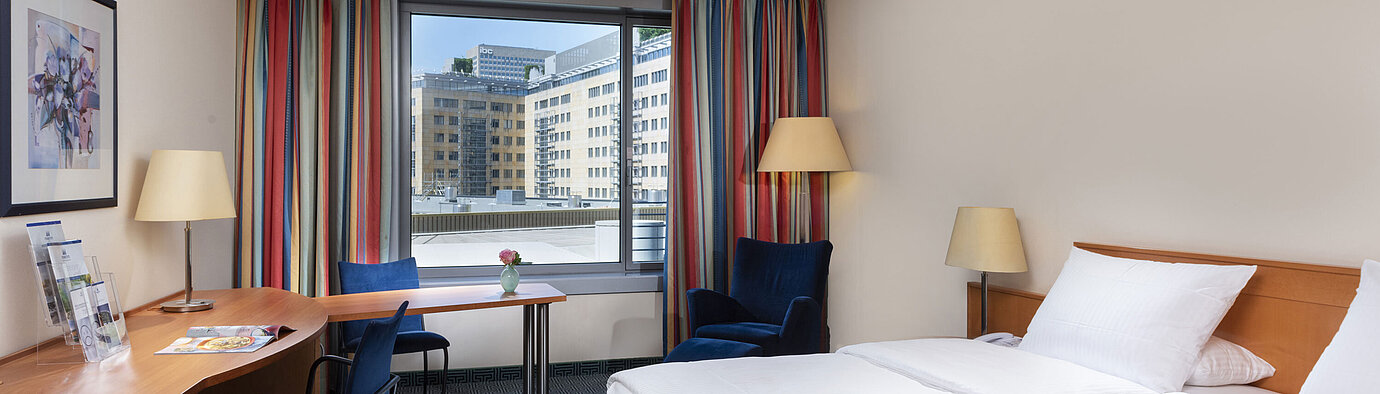 Classic Zimmer Classic Zimmer im Maritim Hotel Frankfurt mit gemütlichem Doppelbett, Schreibtisch und Stadtblick.