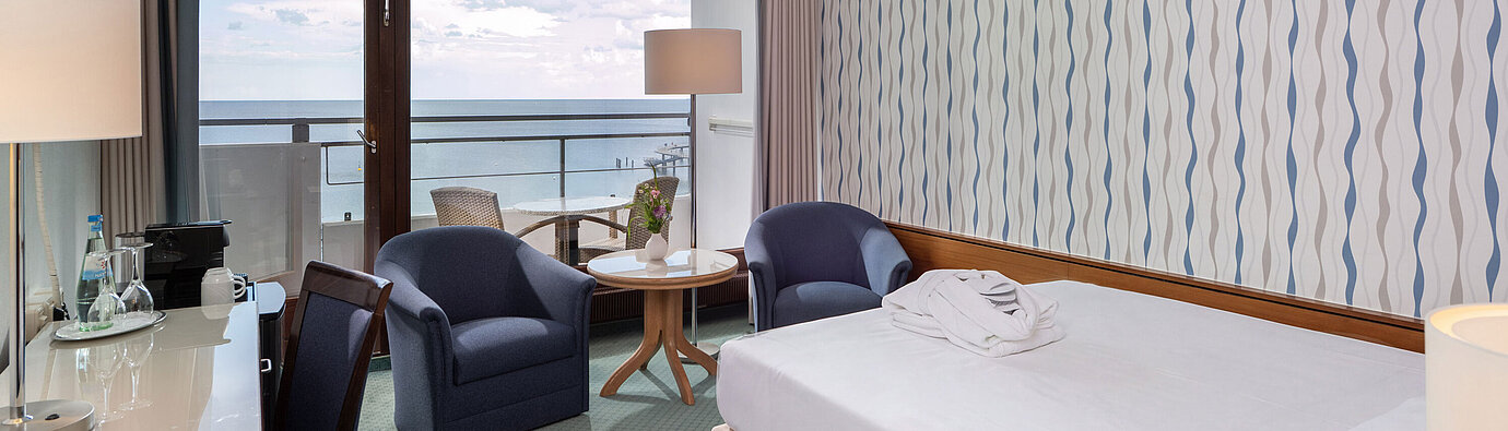 Superior Queen Zimmer mit Queensize-Bett, Sitzecke und großem Fenster mit Ausblick