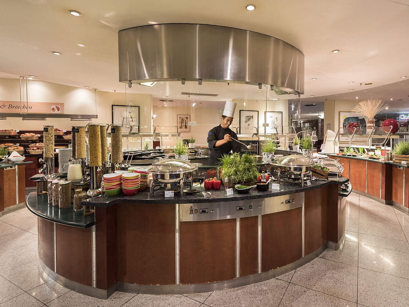 Live-Cooking in der Showküche des Maritim proArte Hotels Berlin mit frischen Zutaten und modernen Buffet-Stationen.