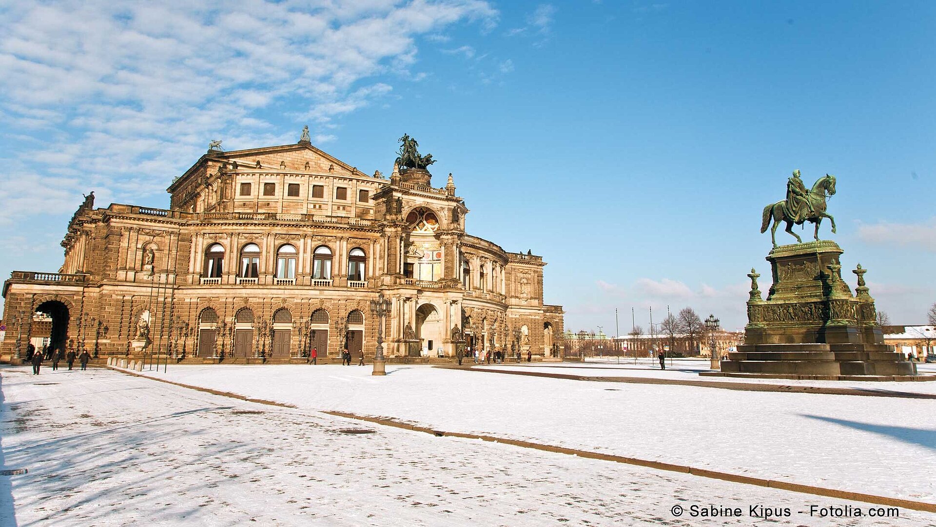 © Sabine Kipus Die Semperoper in Dresden an einem verschneiten Wintertag mit blauem Himme