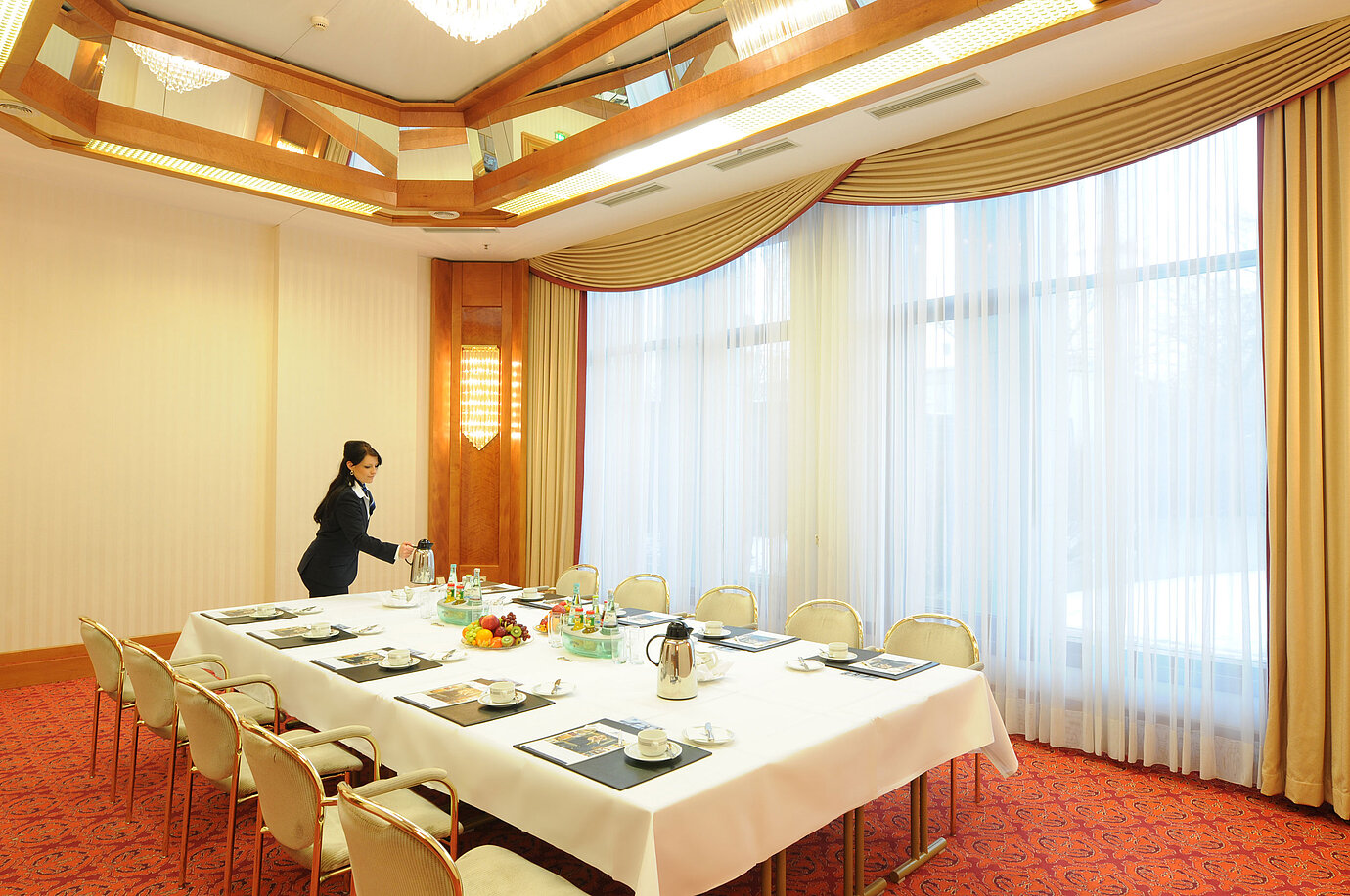 Eleganter Besprechungsraum mit Tageslicht, gedecktem Tisch und warmem Ambiente im Maritim Hotel Magdeburg.