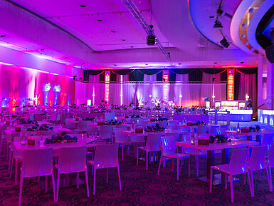 Veranstaltungsraum Eine elegante Eventlocation im Maritim Hotel mit festlich gedeckten Tischen und stimmungsvoller Beleuchtung für Veranstaltungen.