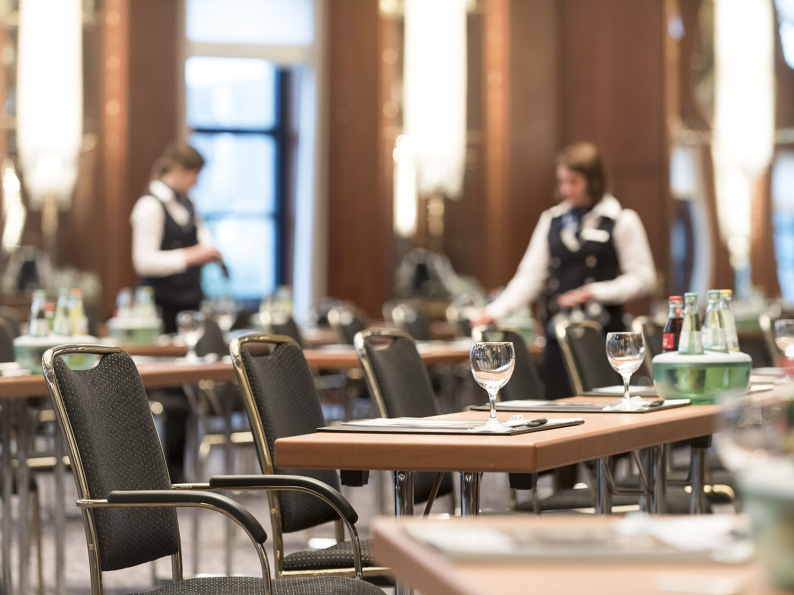 Saal Beethoven im Maritim Hotel Bonn, vorbereitet für Konferenzen mit Getränken und professionellem Servicepersonal.