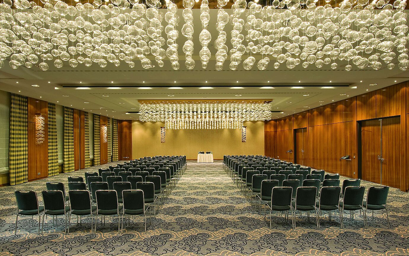 Eleganter Veranstaltungssaal im Maritim Hotel Düsseldorf mit kunstvoller Beleuchtung und Reihenbestuhlung, ideal für Events.
