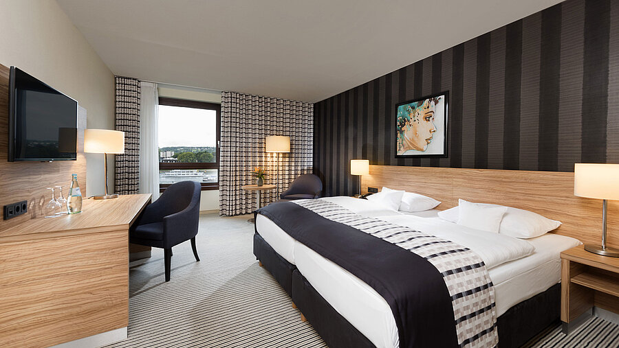 Elegantes Doppelzimmer im Maritim Hotel Königswinter mit Rheinblick, modernem Design und stilvollem Interieur.