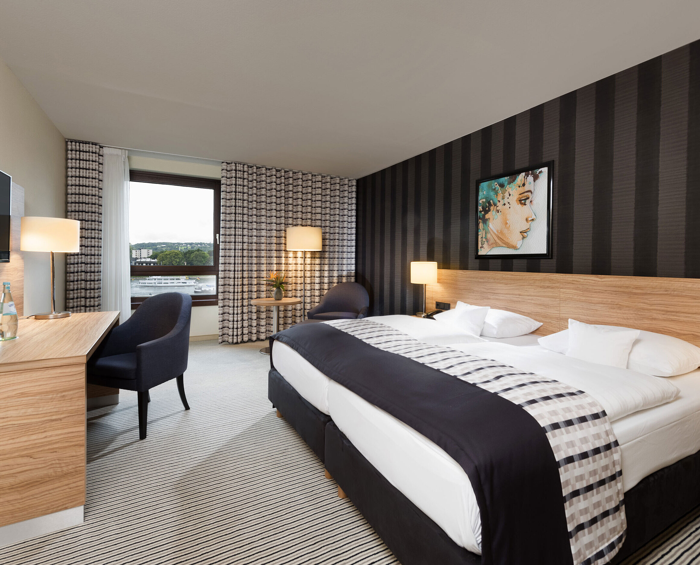 Elegantes Doppelzimmer im Maritim Hotel Königswinter mit Rheinblick, modernem Design und stilvollem Interieur.