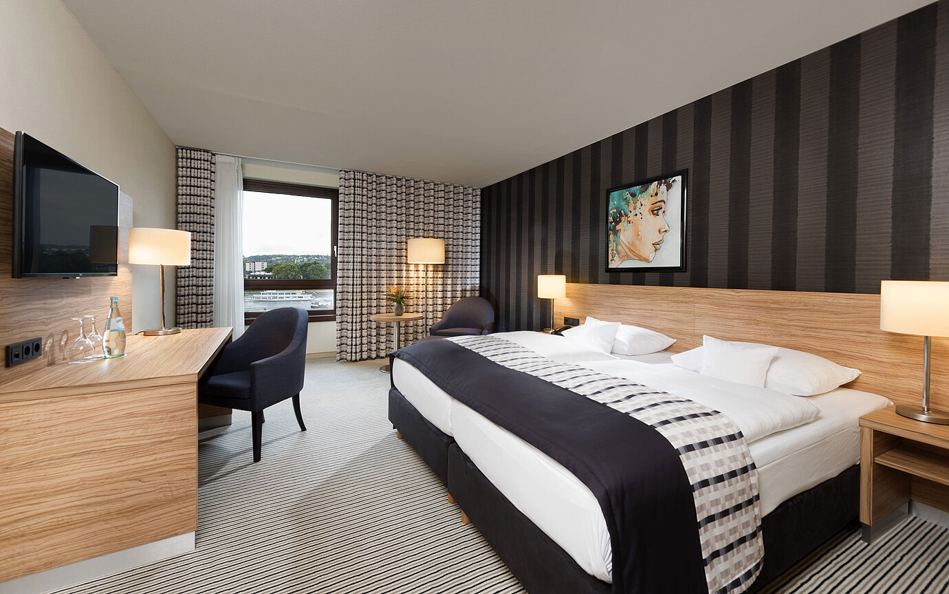 Elegantes Doppelzimmer im Maritim Hotel Königswinter mit Rheinblick, modernem Design und stilvollem Interieur.