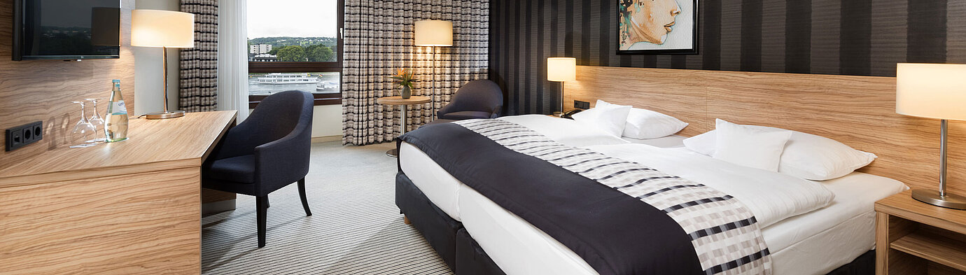 Elegantes Doppelzimmer im Maritim Hotel Königswinter mit Rheinblick, modernem Design und stilvollem Interieur.