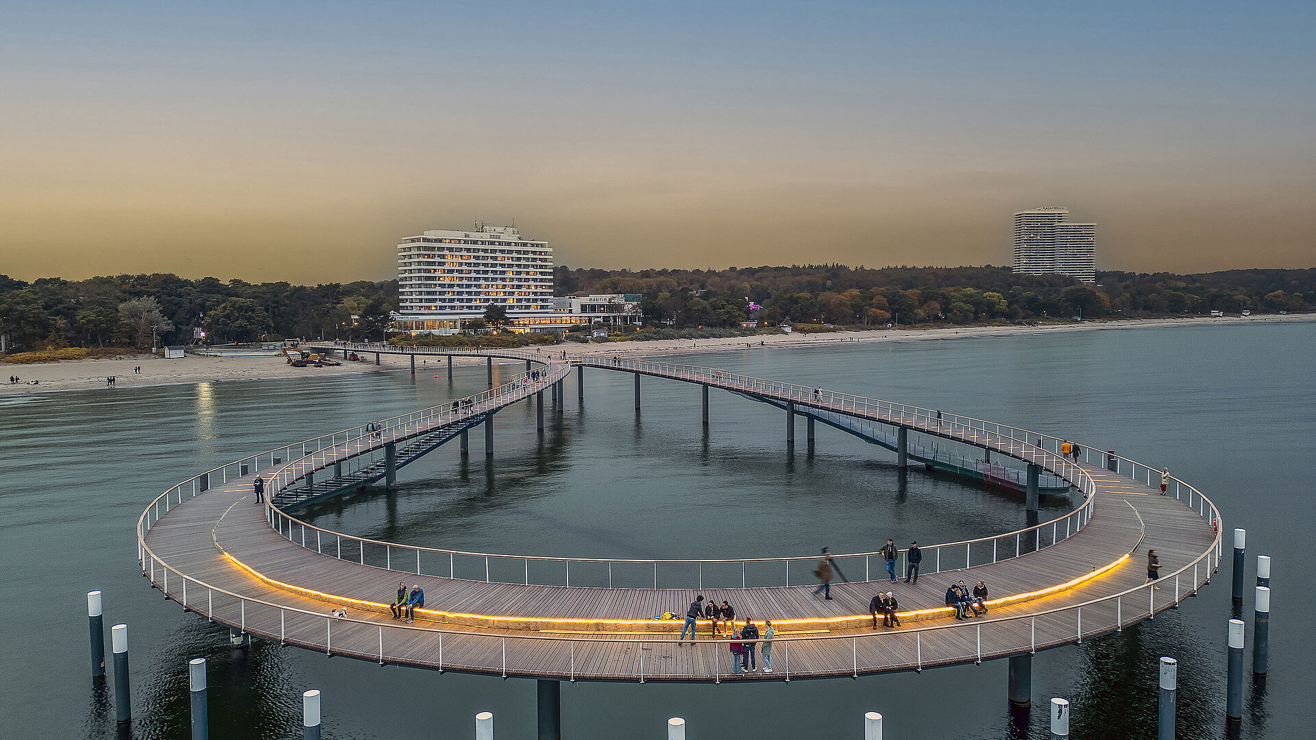 Beleuchtete Seebrücke bei Abenddämmerung vor dem Maritim Seehotel Timmendorfer Strand.