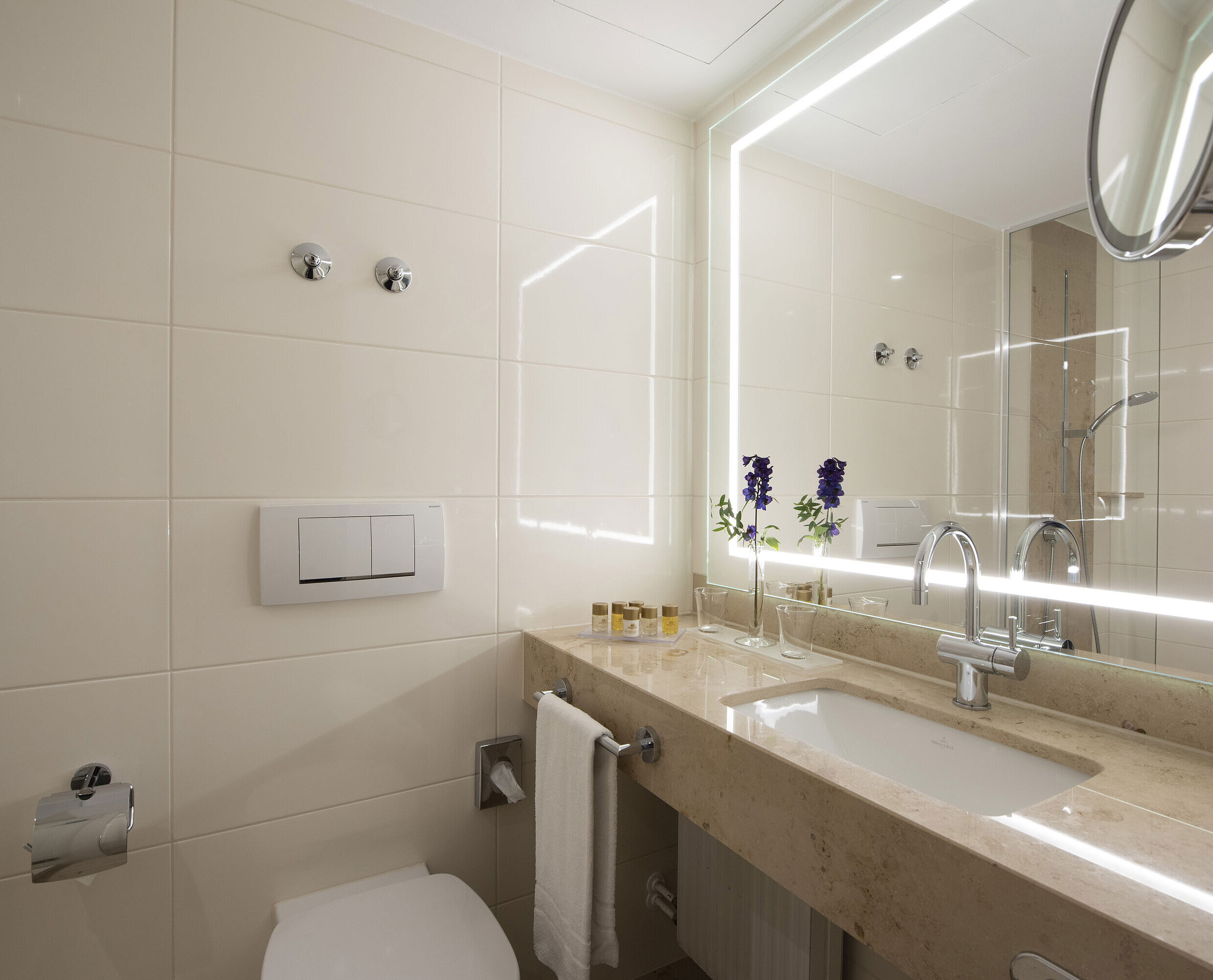 Badezimmer Helles Badezimmer mit großem Spiegel und Pflegeprodukten im Maritim Hotel Titisee