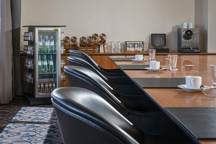 Tagungsraum mit Kaffeemaschine, Wasser, Snacks und bequemen Stühlen im Maritim Hotel Travemünde