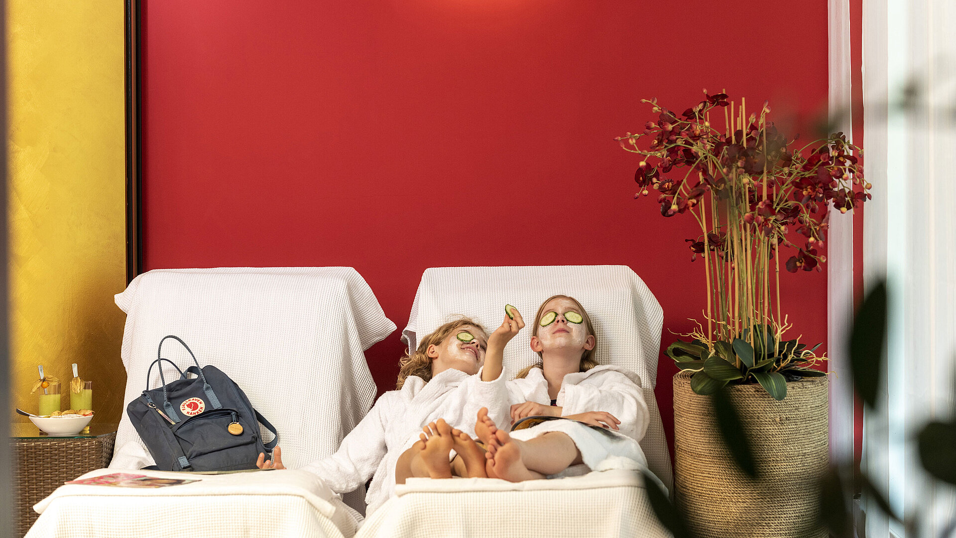 Kindermaske Zwei Mädchen mit Gesichtsmaske und Gurkenscheiben entspannen im Spa des Maritim Hotels und genießen ihre Behandlung.