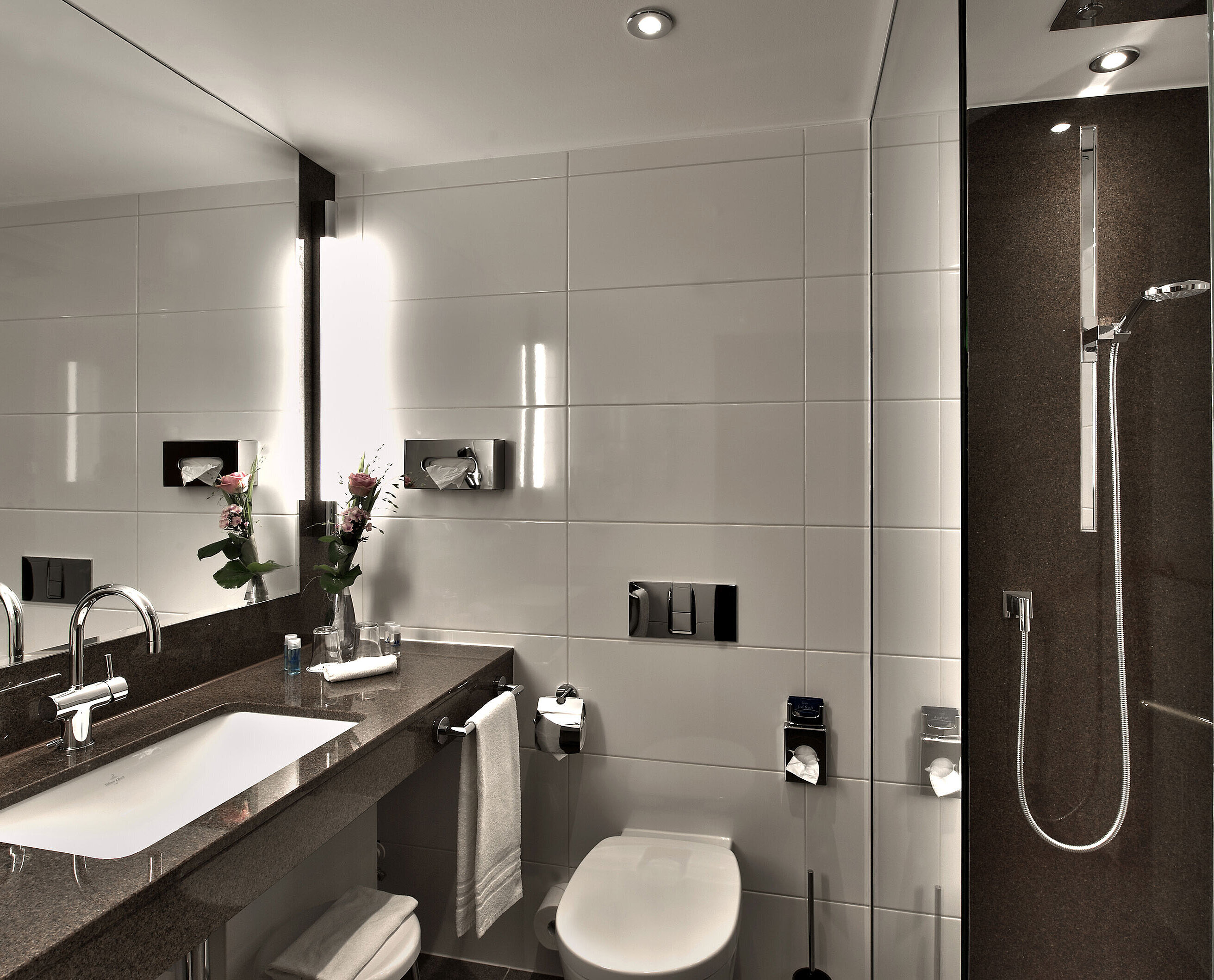 Badezimmer Modernes Badezimmer im Maritim Hotel Köln mit Badewanne, großer Spiegel und stilvoller Beleuchtung in neutralen Tönen.